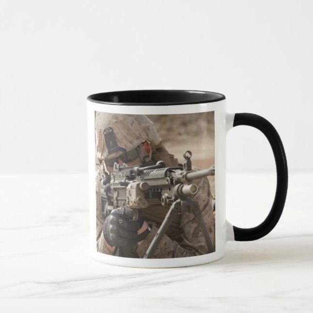 Taza Un arma automática de escuadrón proporciona securi (Derecha)