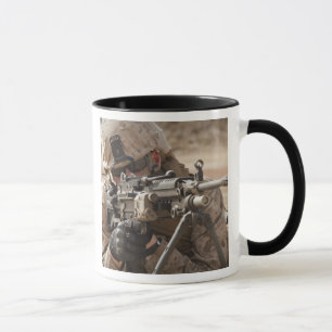 Taza Un artillero del arma automática del pelotón