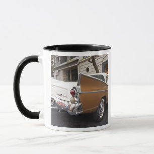 Taza Un auto Studebaker Silver Hawk Classic estacionado