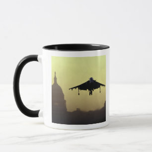 Taza Un avión Harrier aterrizando en el Mall al amanece
