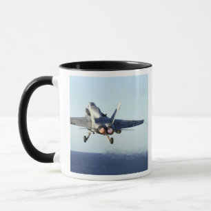 Taza Un avispón de F/A-18C lanza de la cubierta de