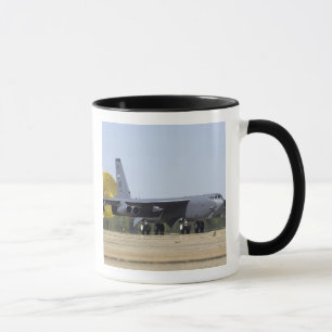 Taza Un B-52 Stratofortress despliega su paracaídas
