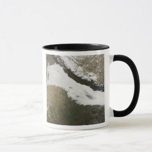 Taza Un banco grueso de nubes bajas