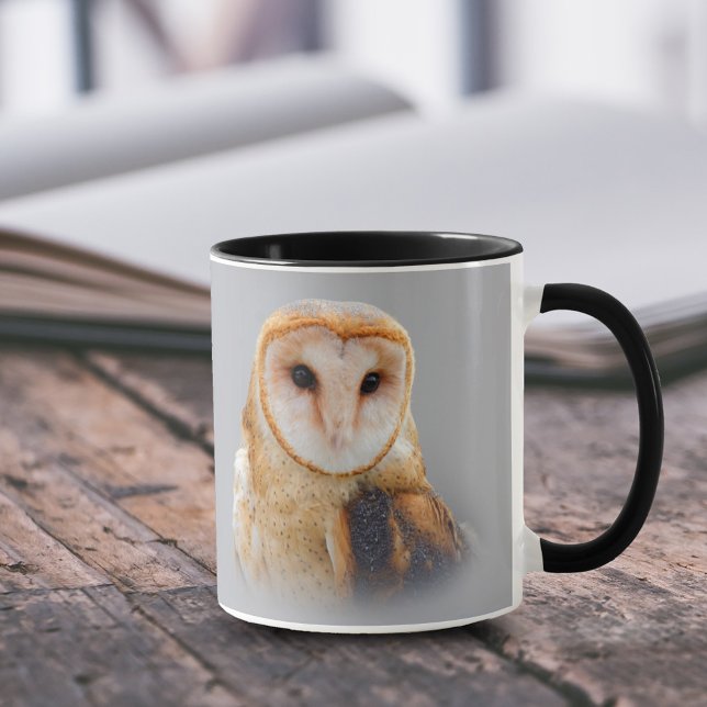 Taza Un búho de granero sereno (Vignetted Portrait of a Barn Owl 11 oz Coffee Mug Cover Photo.)
