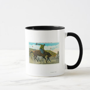 Taza Un caballo salvaje Bucking en el rodeo anual de