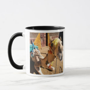Taza Un camello amistoso espera a su próximo jinete, El