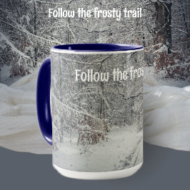 Taza Un camino cubierto de nieve a través de un bosque 