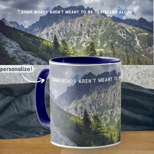 Taza Un camino rocoso hacia los picos de alta montaña