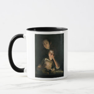Taza Un chica que lee una letra por luz de una vela