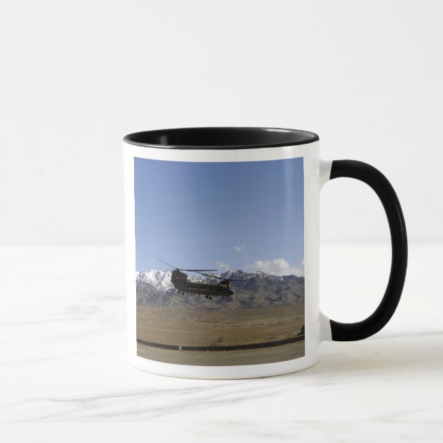 Taza Un Chinook CH-47 despega (Derecha)