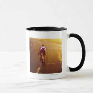Taza Un ciclista en la bici del camino cerca de Great