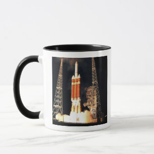 Taza Un cohete pesado Delta IV se levanta