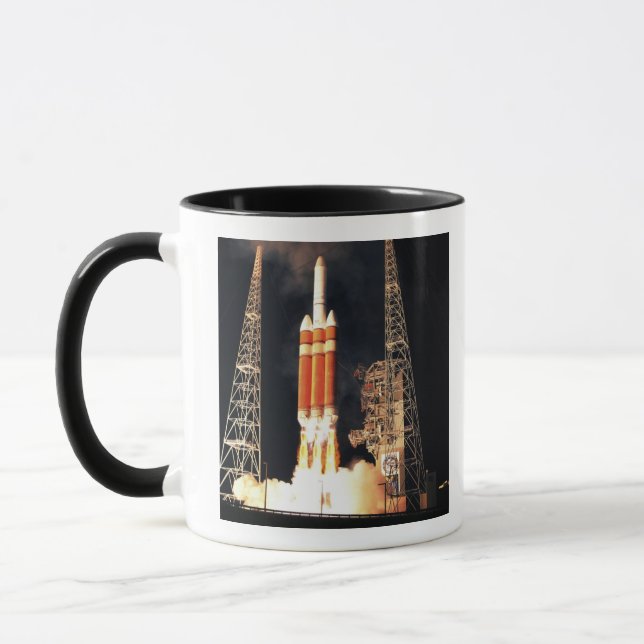 Taza Un cohete pesado Delta IV se levanta (Izquierda)