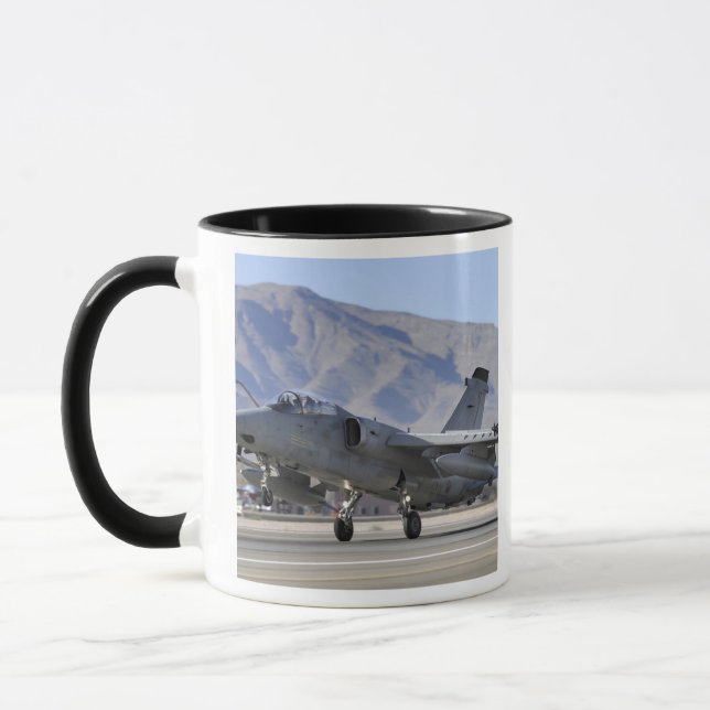 Taza Un combatiente italiano de la Fuerza Aérea AMX (Izquierda)