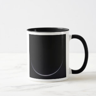 Taza Un creciente sol-iluminado de la tierra