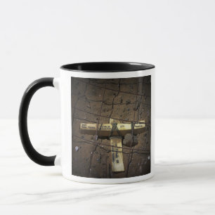 Taza Un equipo de la reparación del camino pone una