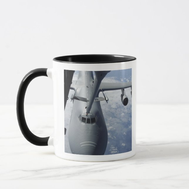 Taza Un extensor KC-10 se prepara para repostar un gala (Izquierda)
