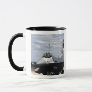 Taza Un F-16 contra el Halcón