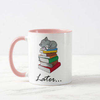 Taza Un gatito lindo durmiendo en un montón de libros -