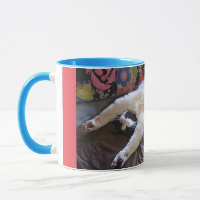 Taza Un gato de tuxedo haciendo una ola mexicana (Izquierda)