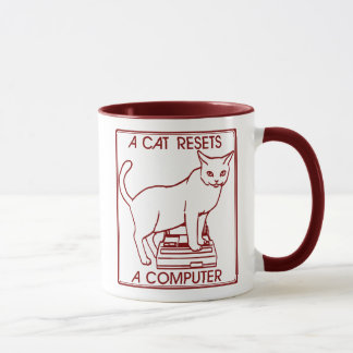 Taza Un gato reajusta un ordenador en Japón