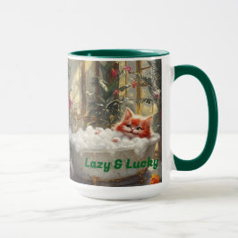 Taza Un gato rojo alegre y flojo en un baño de lujo