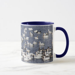 Taza Un grupo de gansos de nieve en la playa