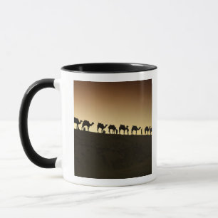 Taza Un grupo de pastores de camellos con sus camellos