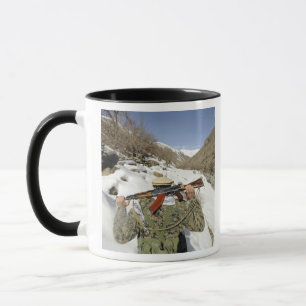 Taza Un guardia de Mujahadeen camina con el membe de