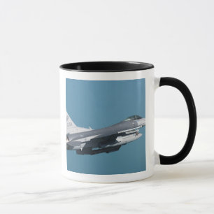 Taza Un halcón que lucha F-16 en vuelo