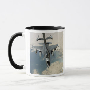 Taza Un halcón que lucha F-16 reaprovisiona de