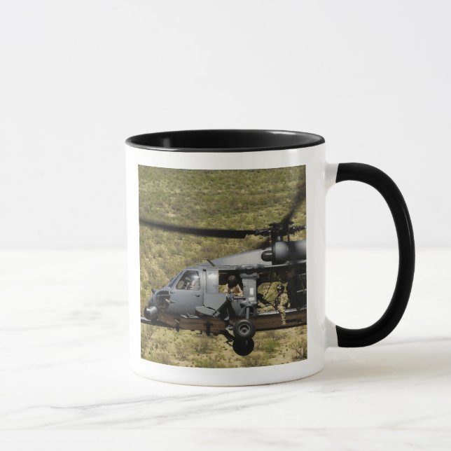 Taza Un HH-60 Pave Hawk vuela sobre el desierto (Derecha)