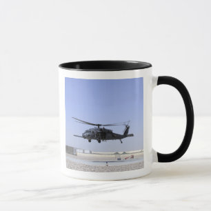 Taza Un HH-60G Pave Hawk despegando del Camp Bastio