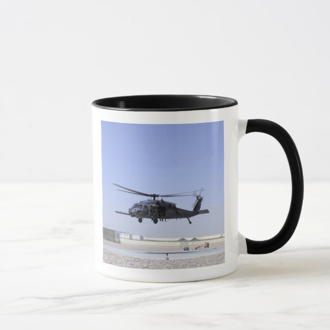 Taza Un HH-60G Pave Hawk despegando del Camp Bastio (Derecha)