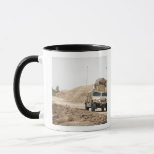 Taza Un Humvee conduce seguridad