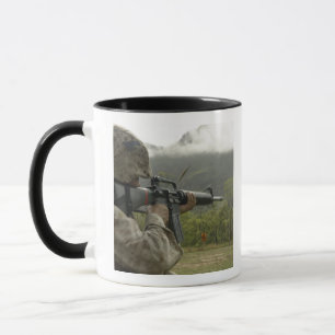 Taza Un infante de marina conduce los taladros