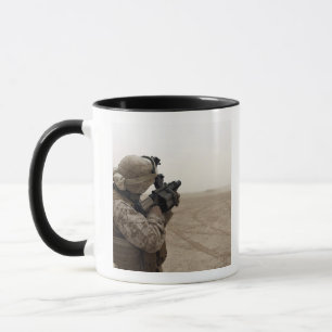 Taza Un infante de marina enciende el M-32
