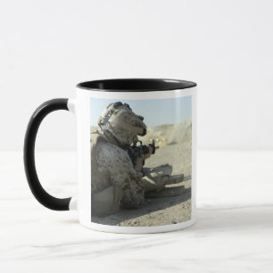 Taza Un infante de marina enciende un rifle de servicio