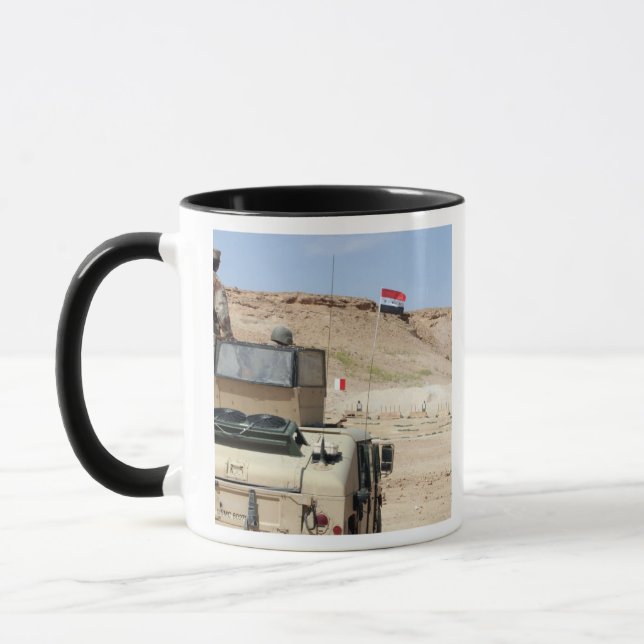 Taza Un instructor observa como un soldado del ejército (Izquierda)
