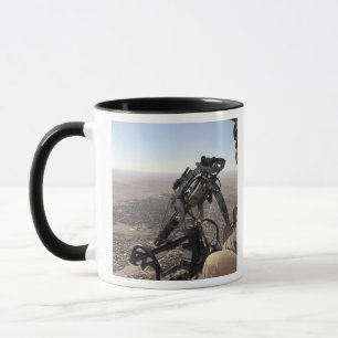 Taza Un jefe de equipo busca actividad sospechosa