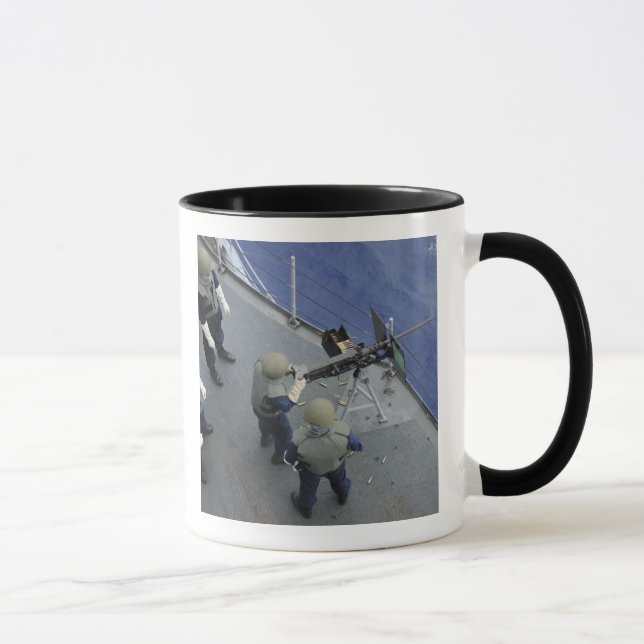 Taza Un marinero estadounidense dispara un M2HB de 50 c (Derecha)
