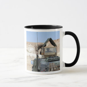 Taza Un más soldiier da instrucciones a un soldado