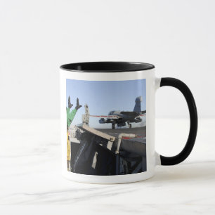 Taza Un merodeador de EA-6B lanza de la cubierta de