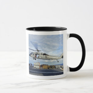 Taza Un MH-60S Seahawk se prepara para entregar