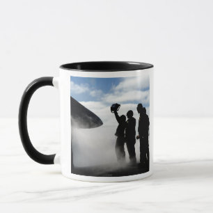 Taza Un miembro de equipo de la cubierta de vuelo
