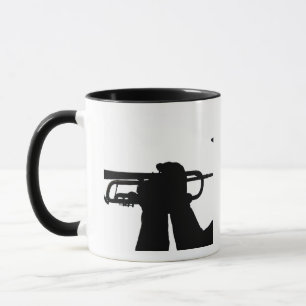 Taza Un miembro del servicio juega un tono