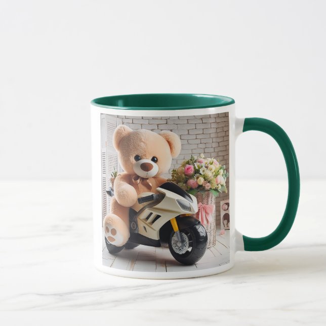 Taza Un ours en peluche assis sur une moto en jouet. (Derecha)