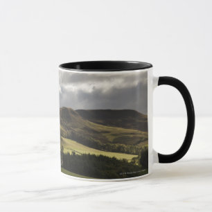Taza Un paisaje con Rolling Hills y las nubes de arriba