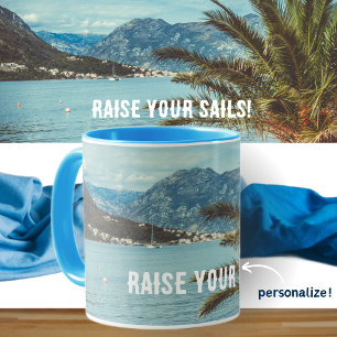 Taza Un paisaje marino con montañas y un palmeral