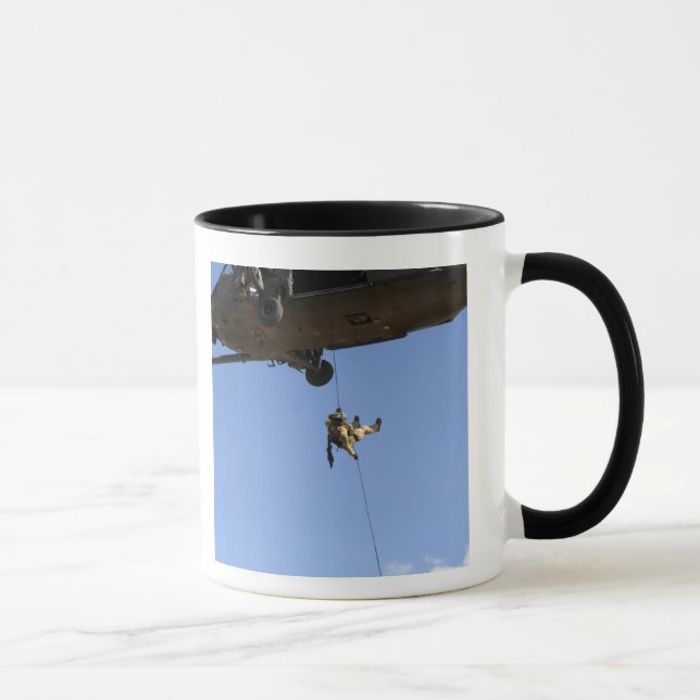 Taza Un pararescueman rappels de un HH-60 (Derecha)